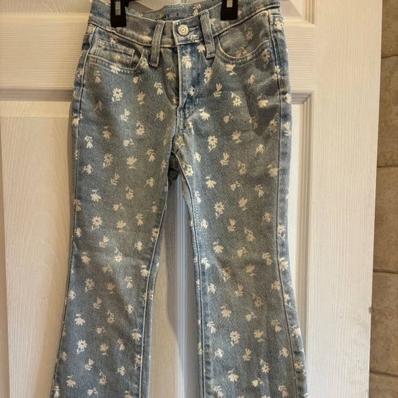 Girls Old Navy denim jeans with white flowers size 8 - Picture 1 of 3